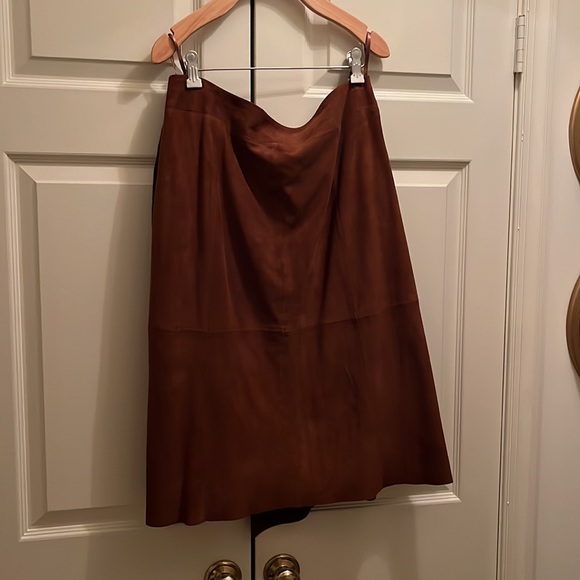 🍁🍂🍃 Suede A line skirt! Seamed detail! Excellent condition! Barely worn! - Picture 8 of 9